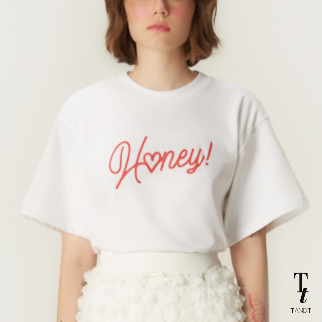 TandT - HONEY T-SHIRT - HONEY! PRINTED COTTON JERSEY T-SHIRT เสื้อยืดคอกลมแขนสั้น สกรีนตัวอักษรคำอ่าน HONEY ข้างหน้า