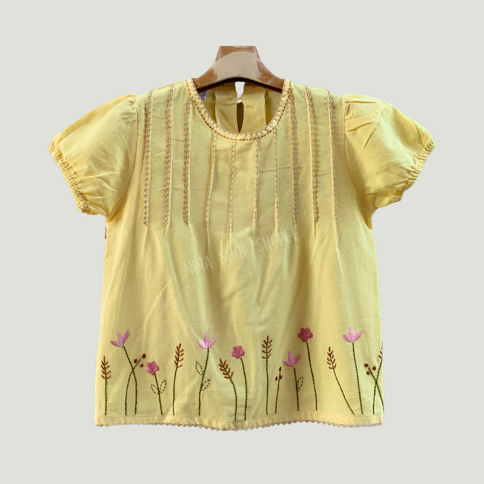 เสื้อคอกลมแขนตุ้กตา ทรงสวยน่ารัก เนื้อนุ่มสวมใส่เบาสบายตอนรับหน้าร้อน  งานปักมือถักมือแฮนด์เมด 100%