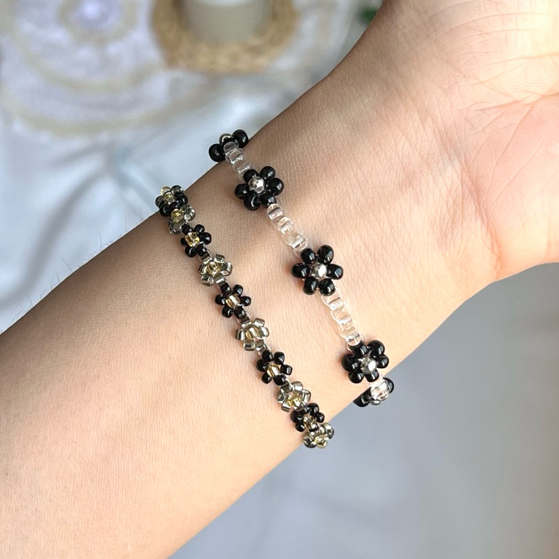 สร้อยข้อมือลูกปัดญี่ปุ่น ดอกไม้สีดำ เทา กำไลลูกปัดดอกไม้ handmade