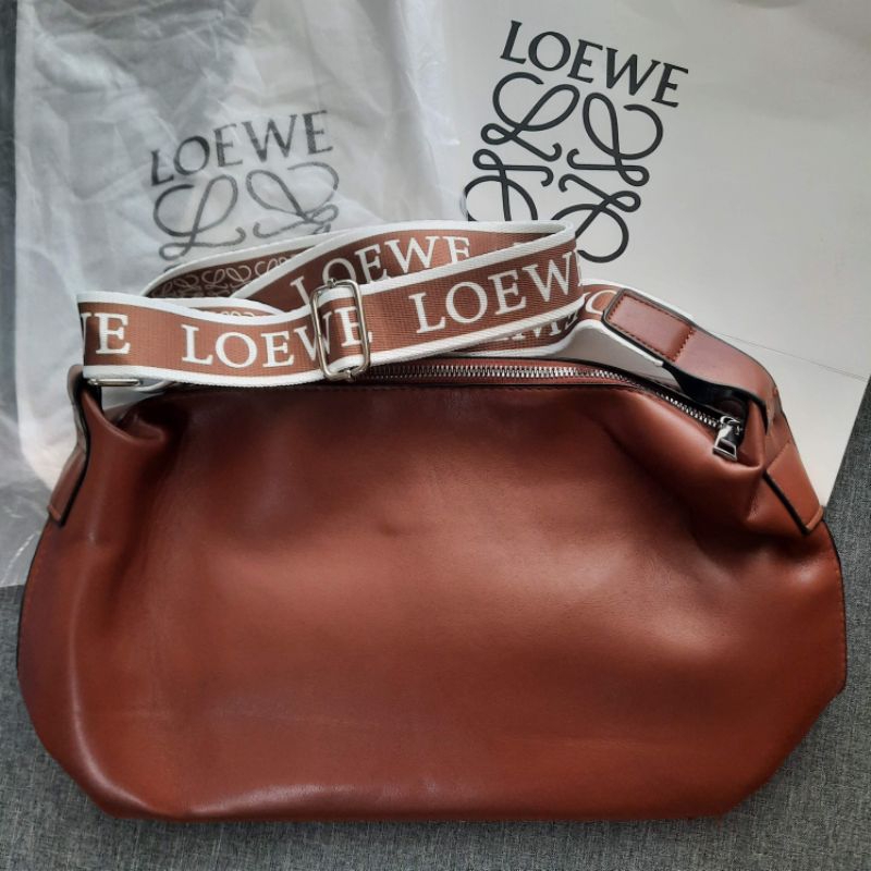 กระเป๋าสะพาย Loewe สีน้ำตาล