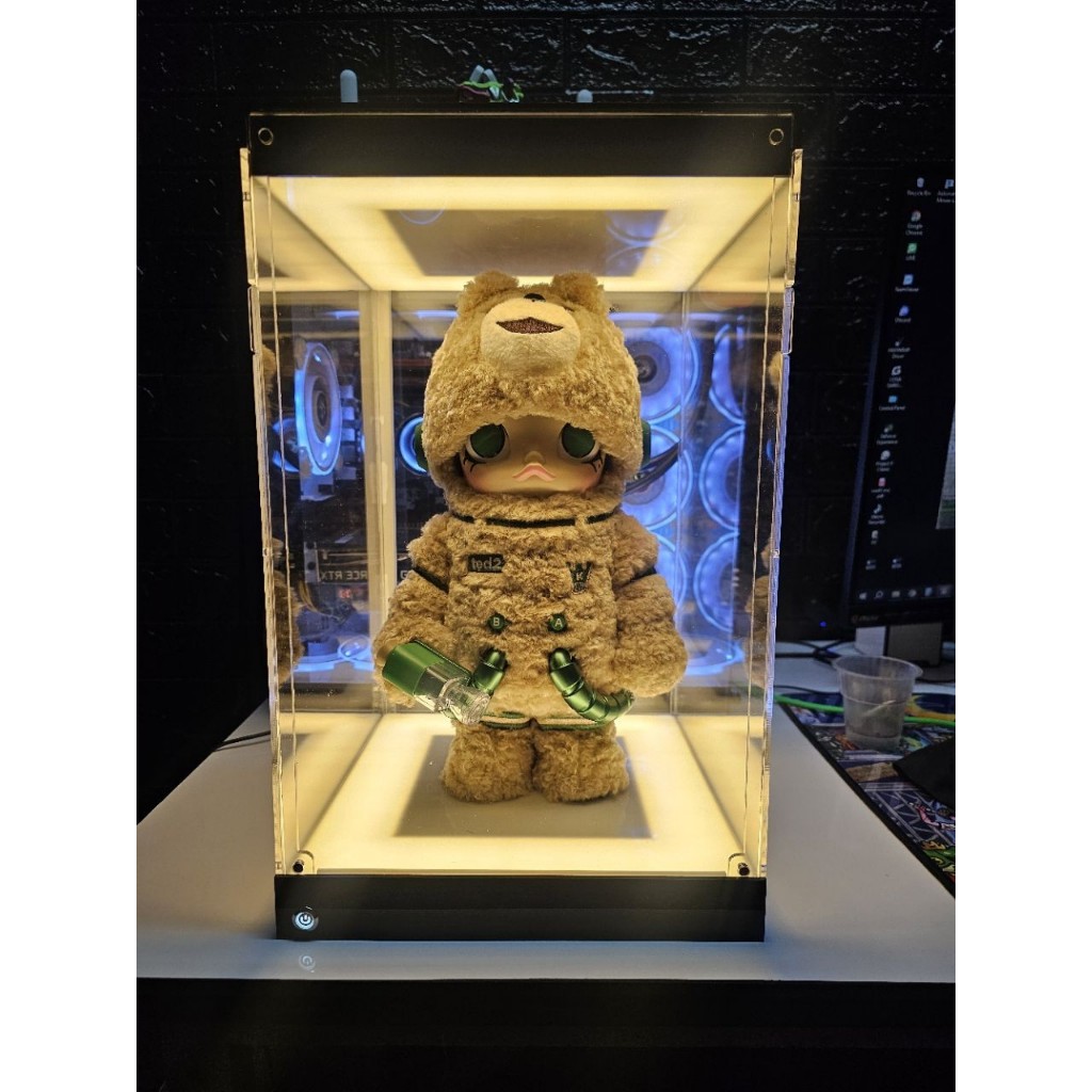 กล่องอะคริลิค 25x25x35 cm. ประตูแม่เหล็ก ติดไฟ สำหรับใส่โมเดล ฟิกเกอร์ต่างๆ เช่น POPMART Space Molly Teddy Bear 400%