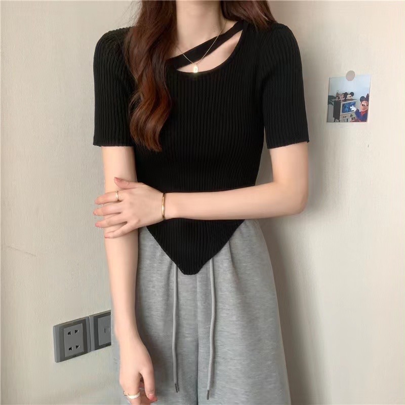 เสื้อแฟชั่น ชายสามเหลี่ยม ดีเทลสายไขว้ ดีไซน์เก๋ ผ้านุ่ม พร้อมส่งจากไทย