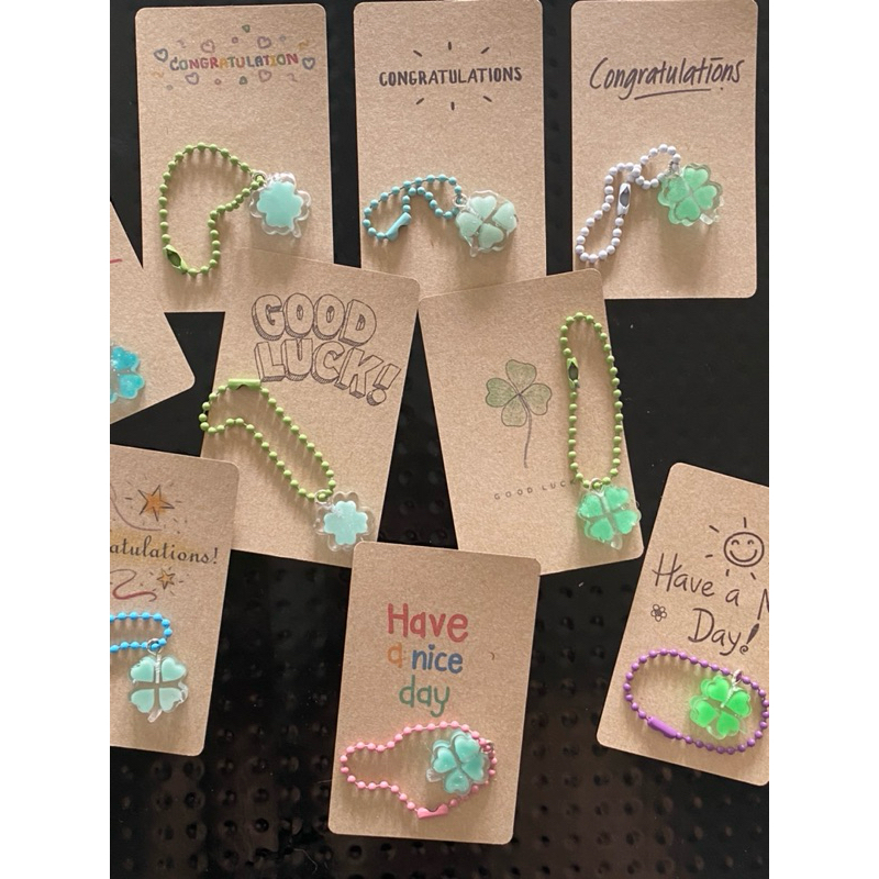 ☘️พร้อมส่งทันทีพวงกุญแจใบโควเวอร์🍀พวงกุญแจเรซิ่น เรืองแสง (ของเราเป็นงานเเรืองแสงราคา1ชิ้นของขวัญปัจฉิม