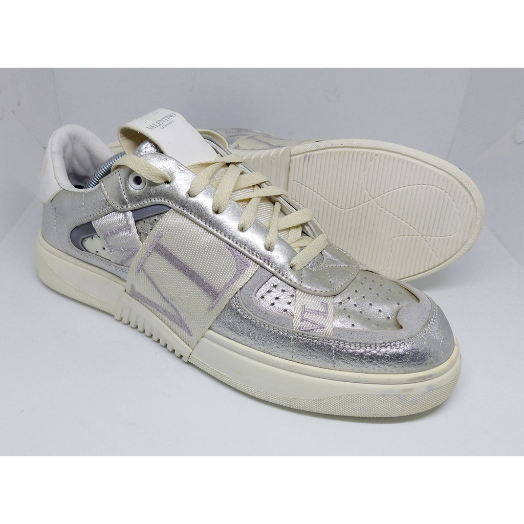 รองเท้า Valentino Garavani Low Top Sneaker VL7N   สีเงินเมทัลลิค (สินค้ามือ 2 ของแท้ จากญี่ปุ่น)