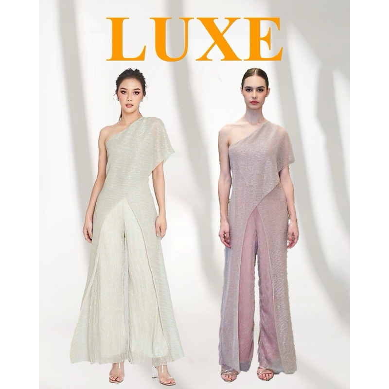 luxe ชุดจั๊มพ์สูทไหล่เดียว กางเกงขากว้าง ดีเทลหรูหราระยิบระยับ แต่งผ้าสไบพริ้วสวยมากค่ะ คัตติ้งเนี้ยบ