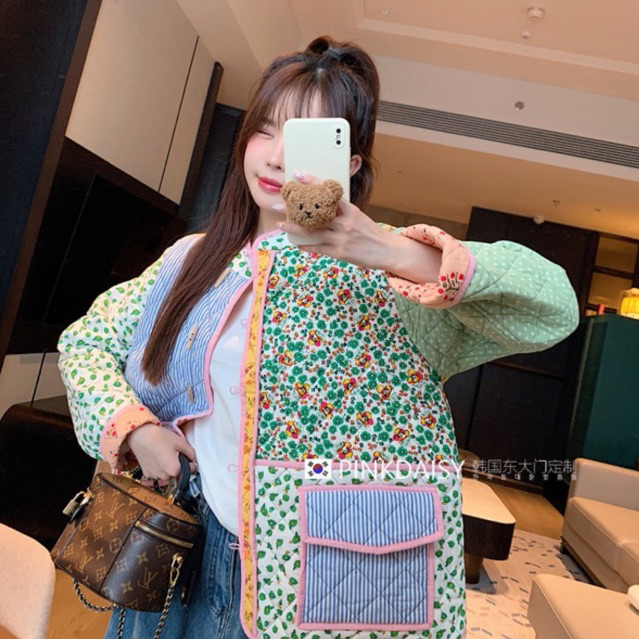 - PRE ORDER 15 DAYS - PINK DAISY เสื้อคลุมกันหนาวผ้าต่อลายดอกไม้