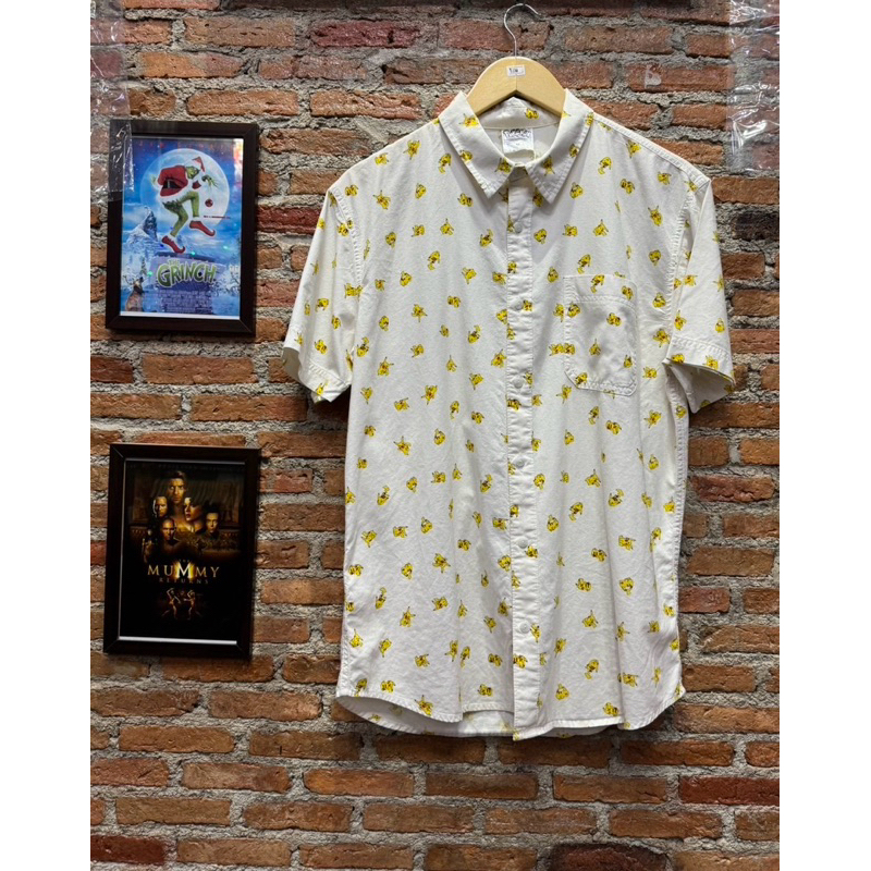 เสื้อฮาวายมือสองสภาพเยี่ยม ลิขสิทธิ์แท้อนิเมชั่น Pokemon ลาย Pikachu สีขาวเหลือง ขนาดไซส์ M