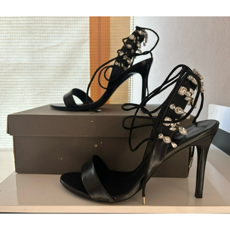 รองเท้าผู้หญิงแฟชั่น charles & keith  [แท้]  ราคาถูก  size 38 (มือสอง สภาพใหม่มาก)