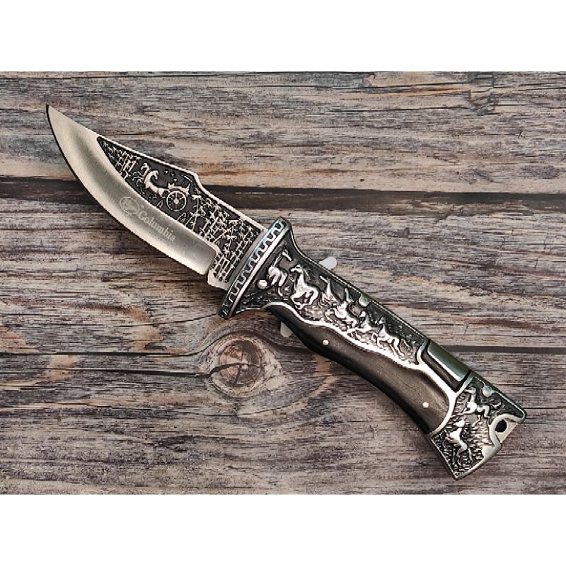 โคลัมเบีย A3189 แท้ ปะกับรูปฝูงม้าป่า ใบสแตนเลสสตีล 7cr13Mov ด้ามสแตนเลสสตีล 3cr13Mov ร่วมกับ ไม้แท้