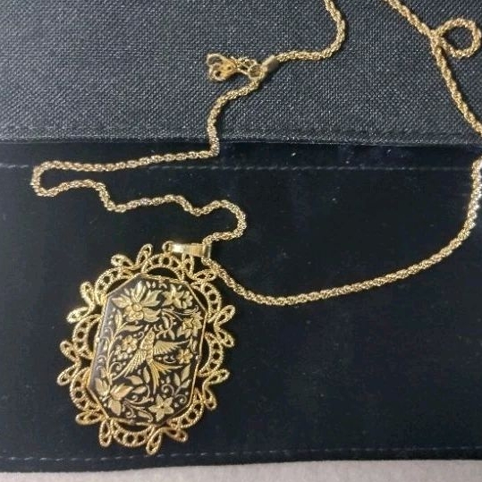 MONET Vintage Gold Tone Damascene Bird Flora Flower Pendant Necklace,Used สร้อยคอMonetจี้ลายนกดอกไม้