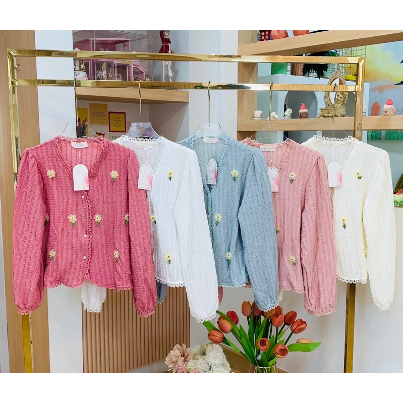 เสื้อเชิ้ตคอวีแขนยาว ดีเทลปักดอกไม้ทั้งตัว
