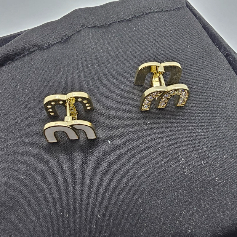 M M logo-plaque stud earrings ต่างหู มิว มิว ตัวโลโก้ ใส่ได้ 2 ด้าน พร้อมส่งในไทย ฝั่งเพชร และ สี งานสวย เคลือบอย่างดี