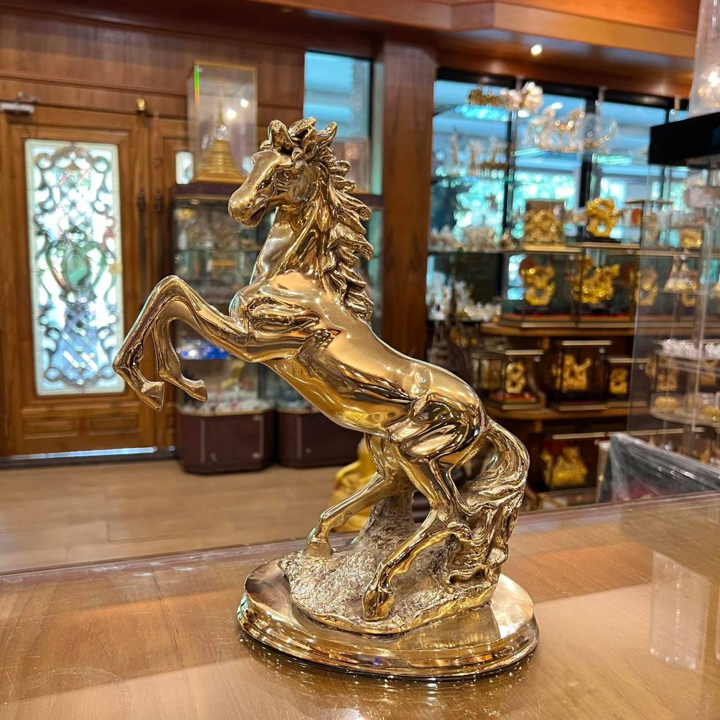 รูปปั้น ม้ายกขาทองเหลือง ฐานใหญ่