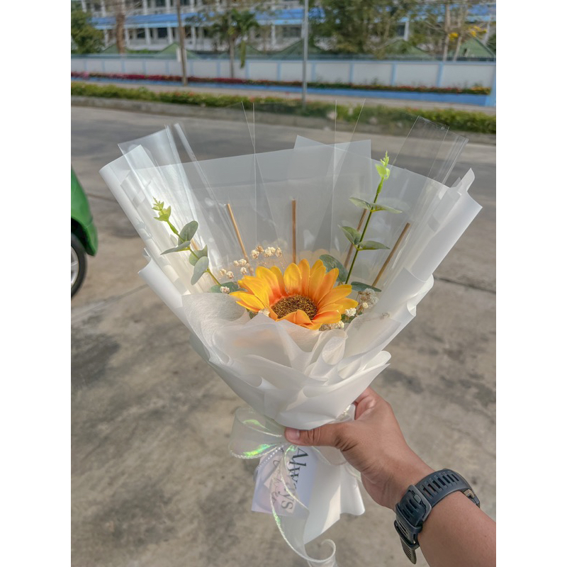 ช่อธนบัตร5ใบดอกทานตะวันและดอกกุหลาบมินิมอล