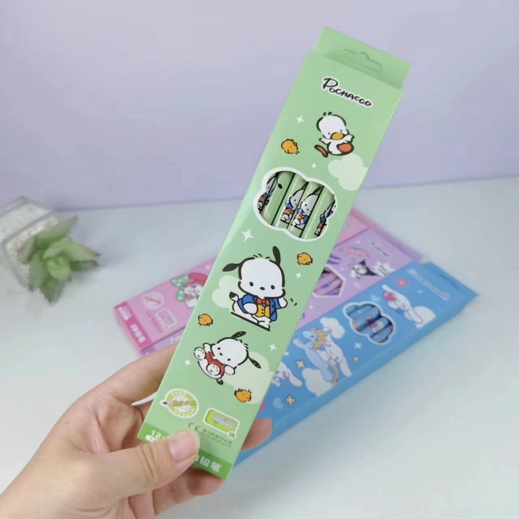 ดินสอไม้ 2B (12แท่ง) + กบเหลาดินสอ ลายการ์ตูน คุโรมิ มายเมโลดี้ ชินนาม่อนโรล โปชาโกะ