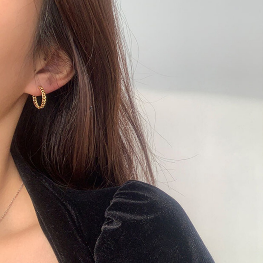 earika.earrings - chain hoop ต่างหูก้านเงินแท้ชุบทองคำขาว/ทอง (มีให้เลือก 2 สี 2 ขนาด) เหมาะสำหรับคนแพ้ง่าย - รูปที่ 5