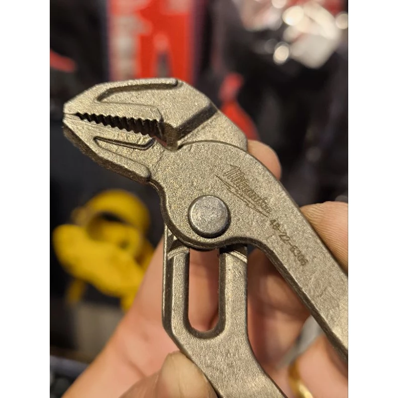 มีสนิมๆๆ นะคีมคอม้า Milwaukee 6 นิ้ว 48-22-6306 แท้มือสอง ไม่มีปลอก มีรอยสนิมเน้นลุยงาน ถูกกว่ามือหนึ่งเกินครึ่ง