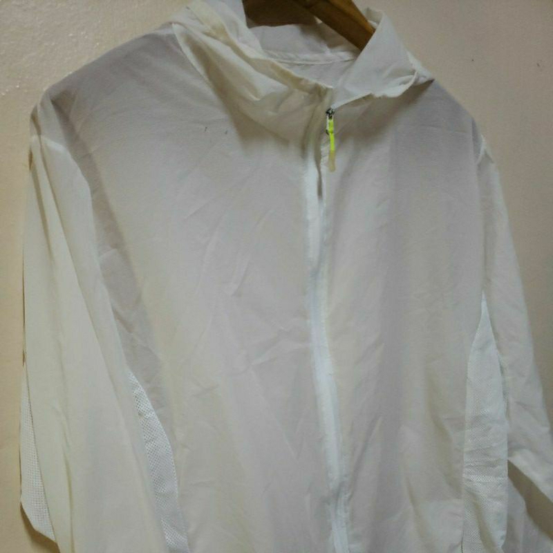 เสื้อแจ็คเก็ตผ้าร่มบางสีขาว กันแดดกันลมกัน UV Size 46 ยาว 28 นิ้ว UV