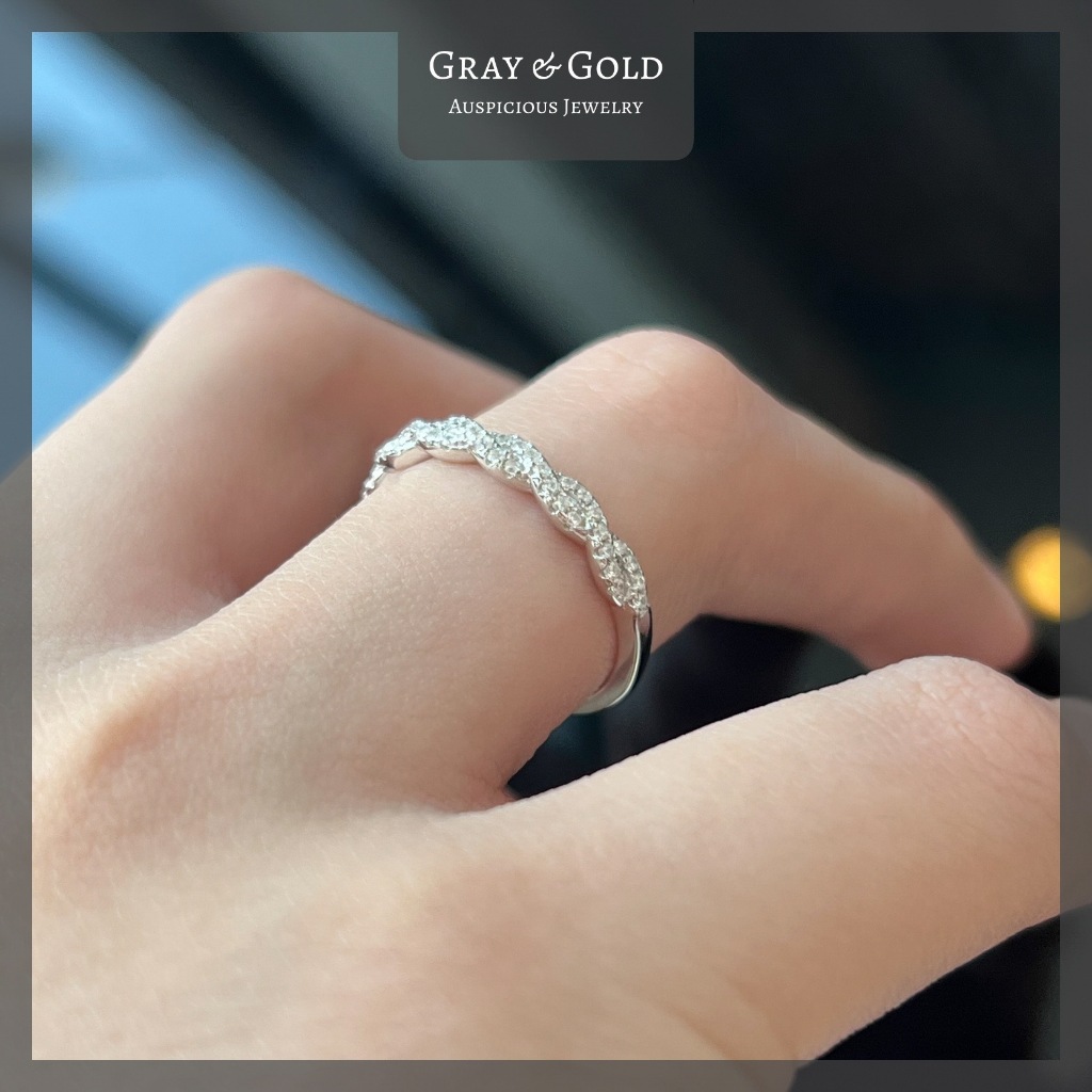 [RG616] แหวนเพชรสังเคราะห์ CZ เพชรแถวเกลียวไขว้ (ครี่งวง) ตัวเรือนเงินแท้ 92.5% ชุบทองคำขาวโรเดียม Gray & Gold Jewelry