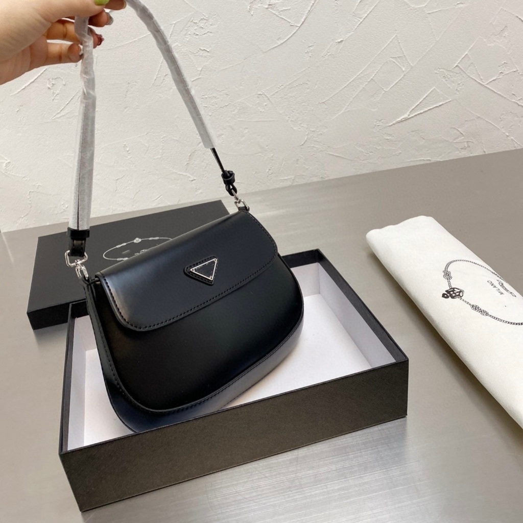 กระเป๋าถือ กระเป๋าสะพายไหล่ Prada Cleo