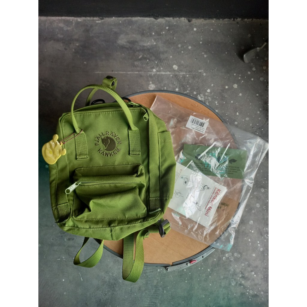 กระเป๋าเป้ Fjällräven re kanken mini แท้ มือสองสภาพใหม่จากเจ้าของ สี spring green แพ็คเกจเดิม
