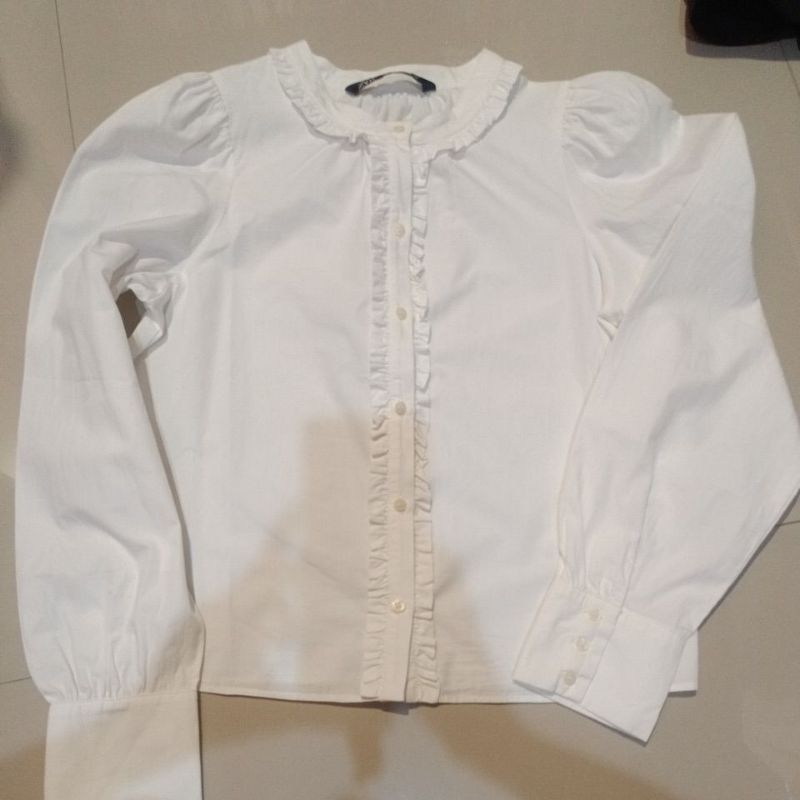 เสื้อเชิ้ต แขนยาว สีขาว กระดุมหน้า แต่งระบายที่รอบคอ แขนพอง ตุ๊กตา ปลายแขนกระดุมสามเม็ด cotton 100% 