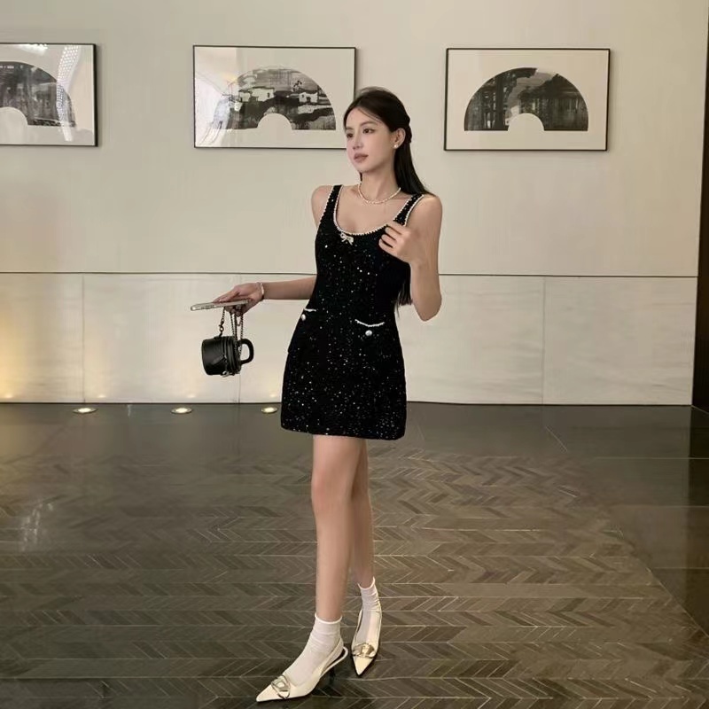 [Sheing office]🌟พร้อมส่ง🌟ชุดเดรสสายเอี๊ยมเซ็กซี่ประดับเลื่อมกลิ่นหอมเล็กของผู้หญิงดีไซน์ใหม่กระโปรงสั้นกระชับสัดส่วนและส