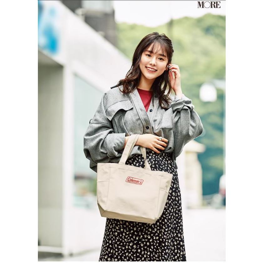 Coleman x more Japanese magazine กระเป๋าผ้าแคนวาสแบบพกพา สีขาว