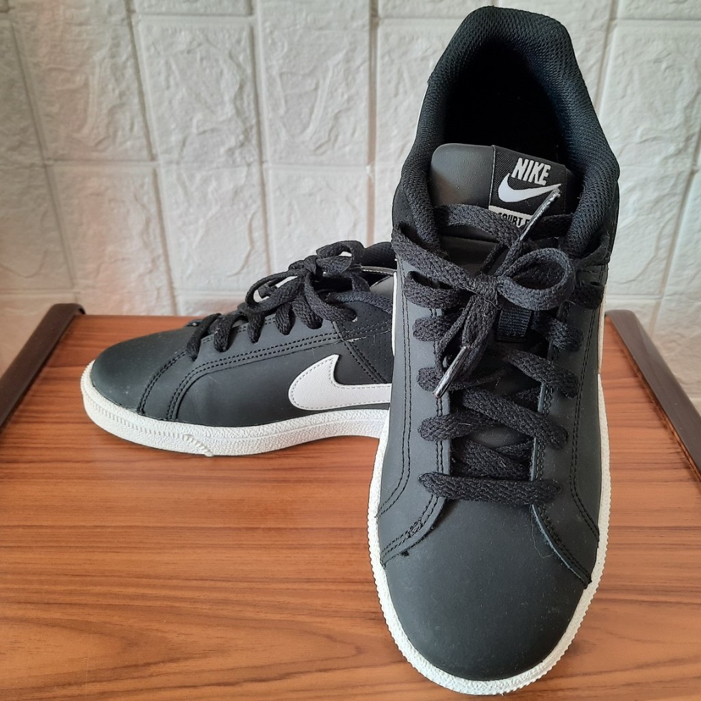 (มือสอง ของแท้ สภาพใหม่) รองเท้าผ้าใบ Nike ไนกี้ รุ่น Court Royale ทรงผู้หญิง สีดำ/ขาว เบอร์ 40 EUR / 8.5 US / 6 UK