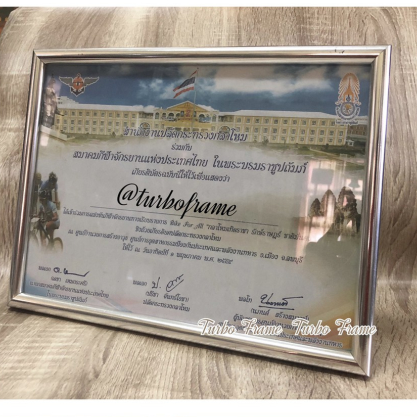 กรอบรูปสีเงิน  สีขาว ขนาด B5 ,6x9" ,7x9", A4,  8x10" , 8x12", 10x12", 11x14", 10x15" สไตล์โมเดิร์น  พร้อมกระจก+ขาตั้ง