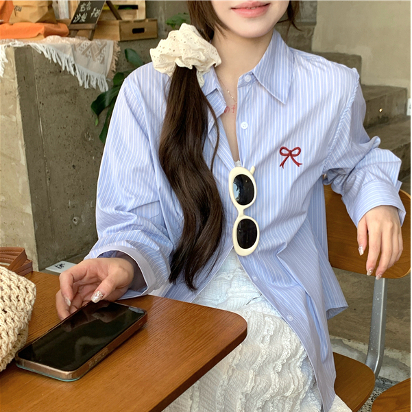 (พร้อมส่ง) Clothestoryy - Ribbon shirt เสื้อเชิ้ตแขนยาว ลายทาง/สีพื้น ปักลายโบว์