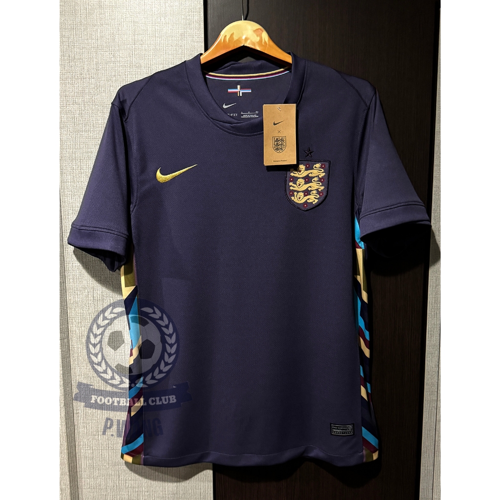 New!! เสื้อฟุตบอลทีมชาติ อังกฤษ Away ชุดเยือน ยูโร 2024 เกรดแฟนบอล [ 3A ] สามารถสกรีนชื่อนักเตะได้ รับประกันคุณภาพสินค้า
