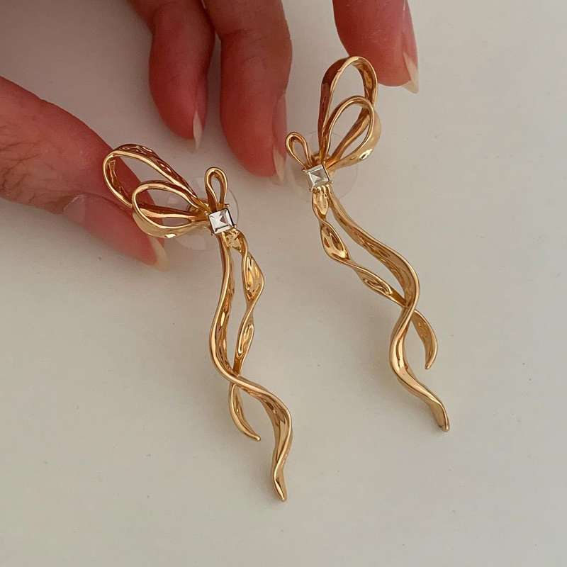 HER OBJECTIVE_HER BALLÉ BOW EARRINGS