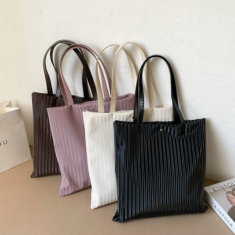 พร้อมส่ง กระเป๋าทรง tote หนัง ลายเรียบ มีซิป แมทได้ง่าย มี 4 สีให้เลือกนะคะ