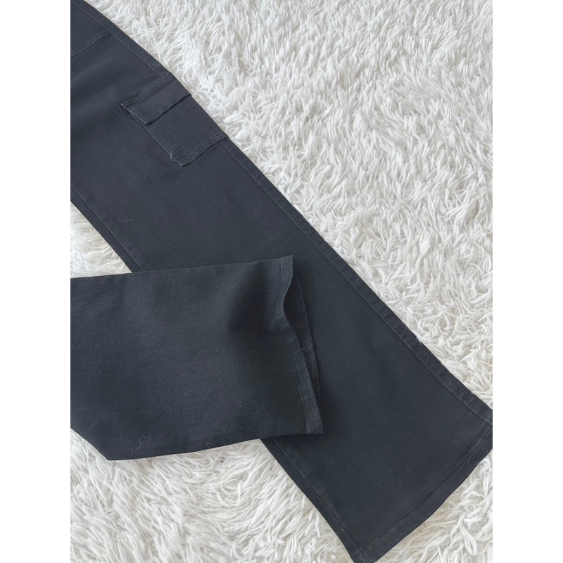 คาร์โก้ผ้ายืด สีดำสนิทดีเทลกระเป๋าหน้า กางเกงยีนส์เอวสูง B453