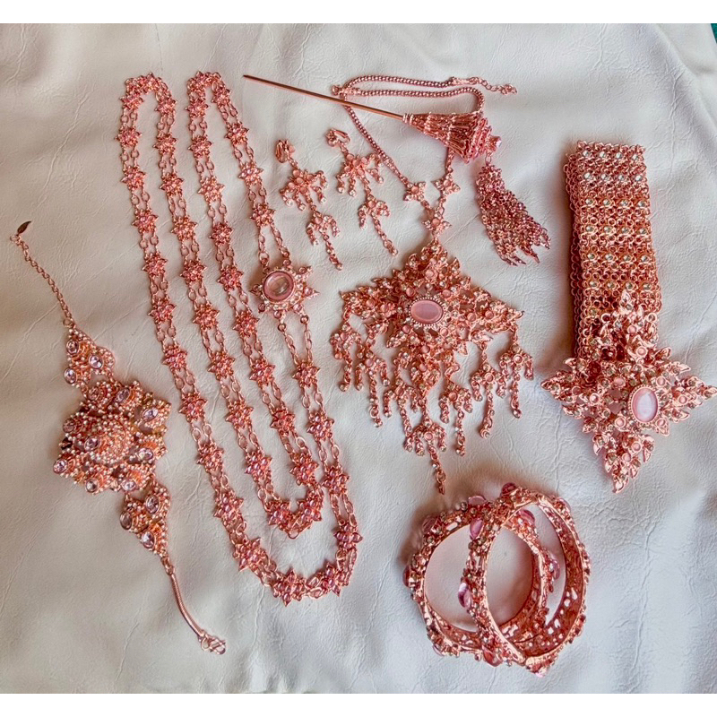 เครื่องประดับชุดไทย ชุดเครื่องประดับสีนาค (พลอยชมพู) สำหรับเจ้าสาวและนางงาม