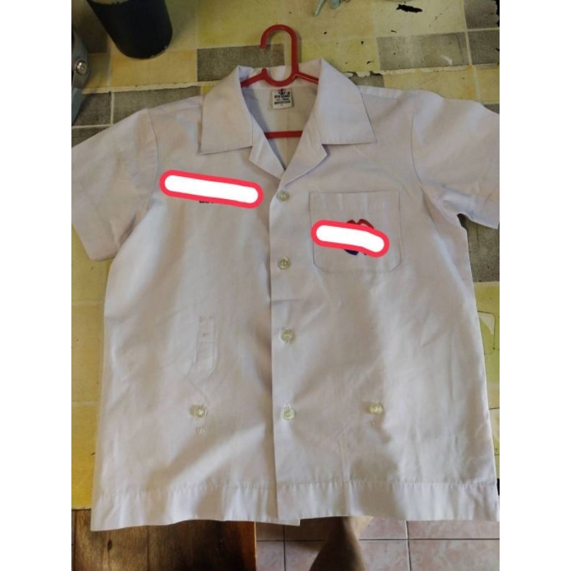 เสื้อนักเรียนตราสมอชั้นอนุบาลไซร้  s  มีกระดุม 4 ด้าน ปักชื่อกับโลโก้โรงเรียนซื้อไปต้องใช้ผ้าขาวปักชื่อแล้วเย็บทับ