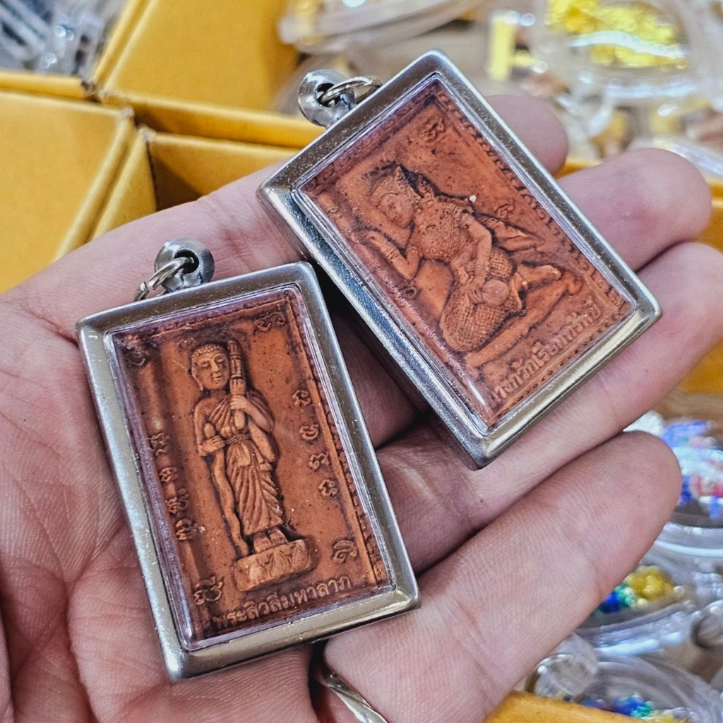 พระสีวลี นางกวักมหาลาภ เนื้อผงมวลสารว่าน 108 เด่นด้านโชคลาภ เลี่ยมใส่กรอบตลับสแตนเลสอย่างดี
