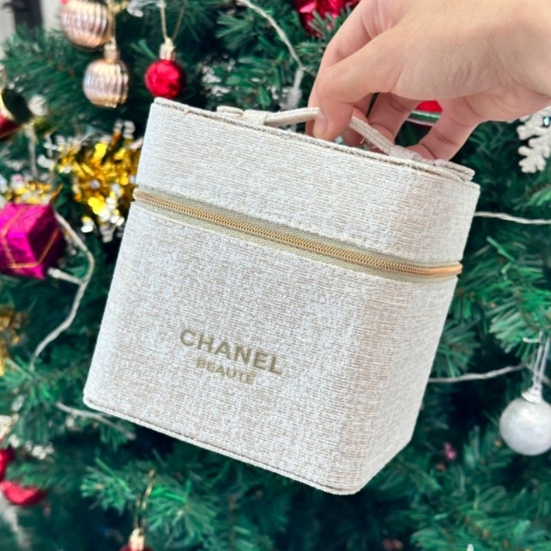 Chanel Beaute Makeup Box Bag VIP Collection 2023 : สีขาว
