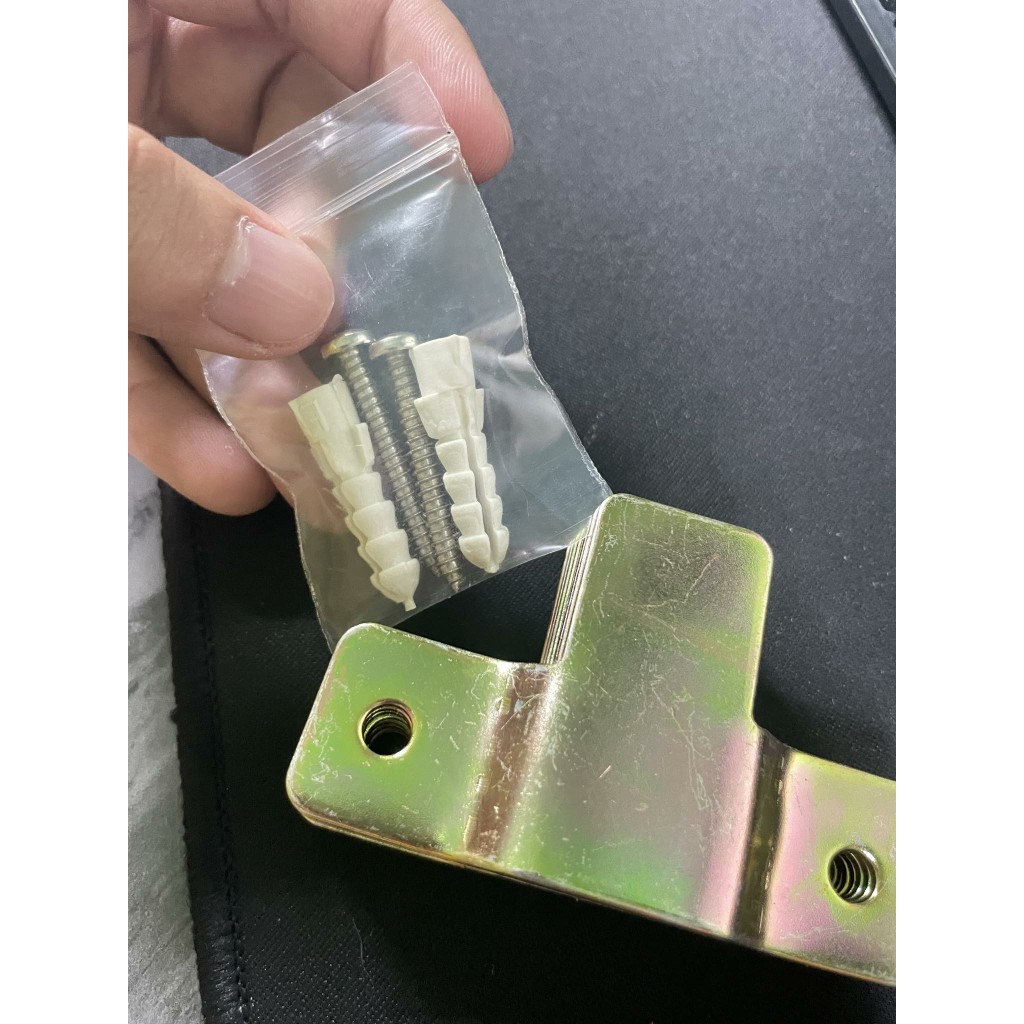 หูแขวนถังดับเพลิง ที่แขวนถังดับเพลิง ที่ยึดถังดับเพลิงรูปตัว T ใช้กับถังเคมีแห้ง ขนาด กว้าง 7.5 x 5 cm. แถมพุกกับสกรูฟรี