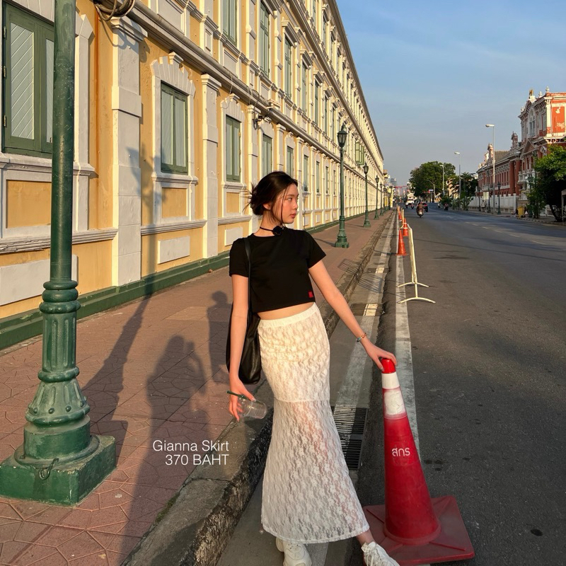 ❗️ส่งต่อจากร้าน flore.apparels❗️ Gianna lace maxi skirt กระโปรงยาว กระโปรงลูกไม้ กระโปรงซีทรู