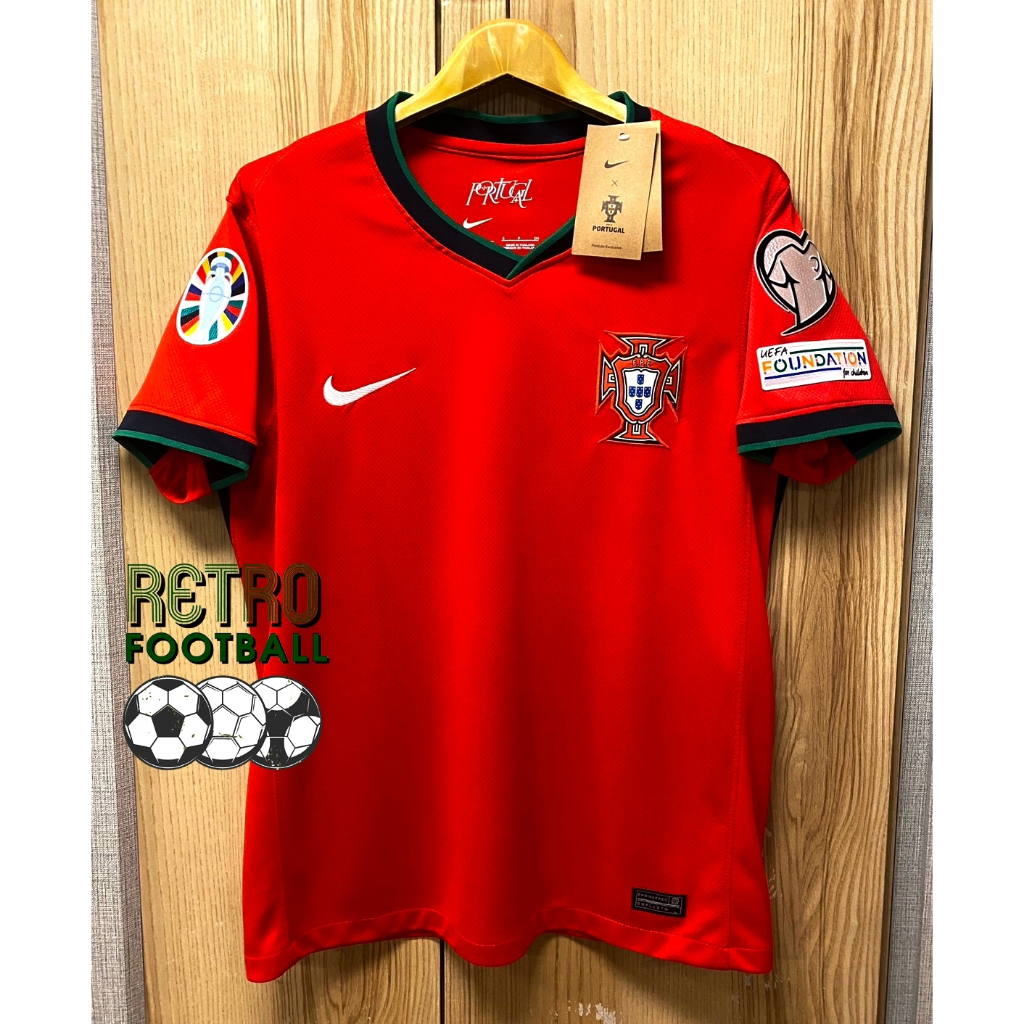 เสื้อฟุตบอลทีมชาติ โปรตุเกส HOME เหย้า ยูโร2024 [ 3A ] เกรดแฟนบอล สีแดง เสื้อเปล่าพร้อมอาร์ม ยูโร ตรงต้นฉบับ 100%