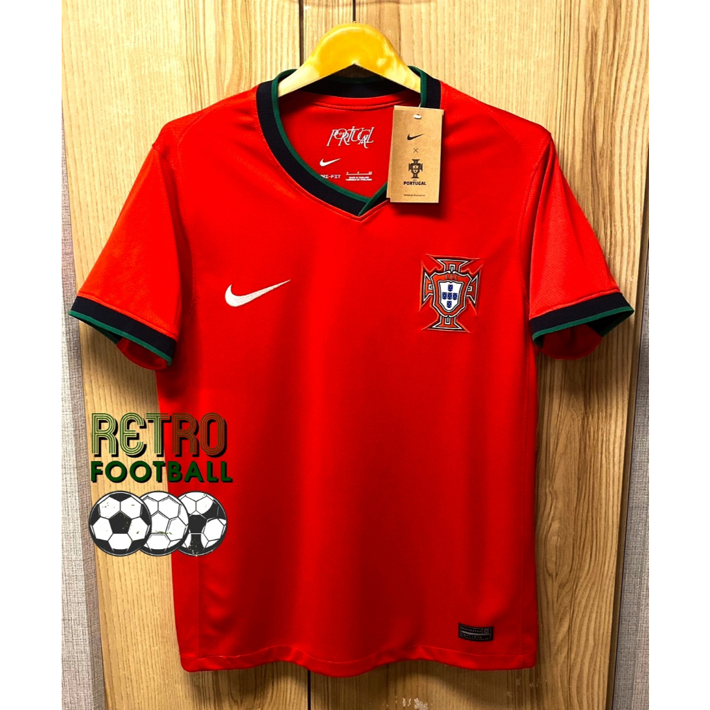 เสื้อฟุตบอลทีมชาติ โปรตุเกส Home ชุดเหย้า ยูโร 2024 เกรดแฟนบอล [ 3A ] สีแดง ตรงต้นฉบับ100% รับประกันคุณภาพสินค้า