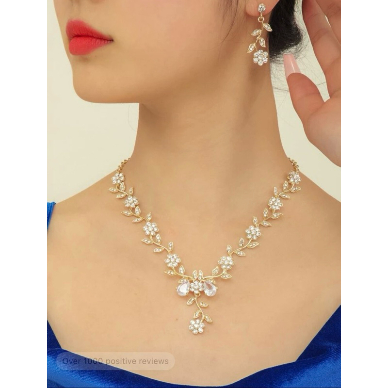 ชุดเครื่องประดับ สร้อยคอ ต่างหูลายดอกไม้สีทองหรือสีเงินประดับเพชรเทียมสีขาว พร้อมส่ง