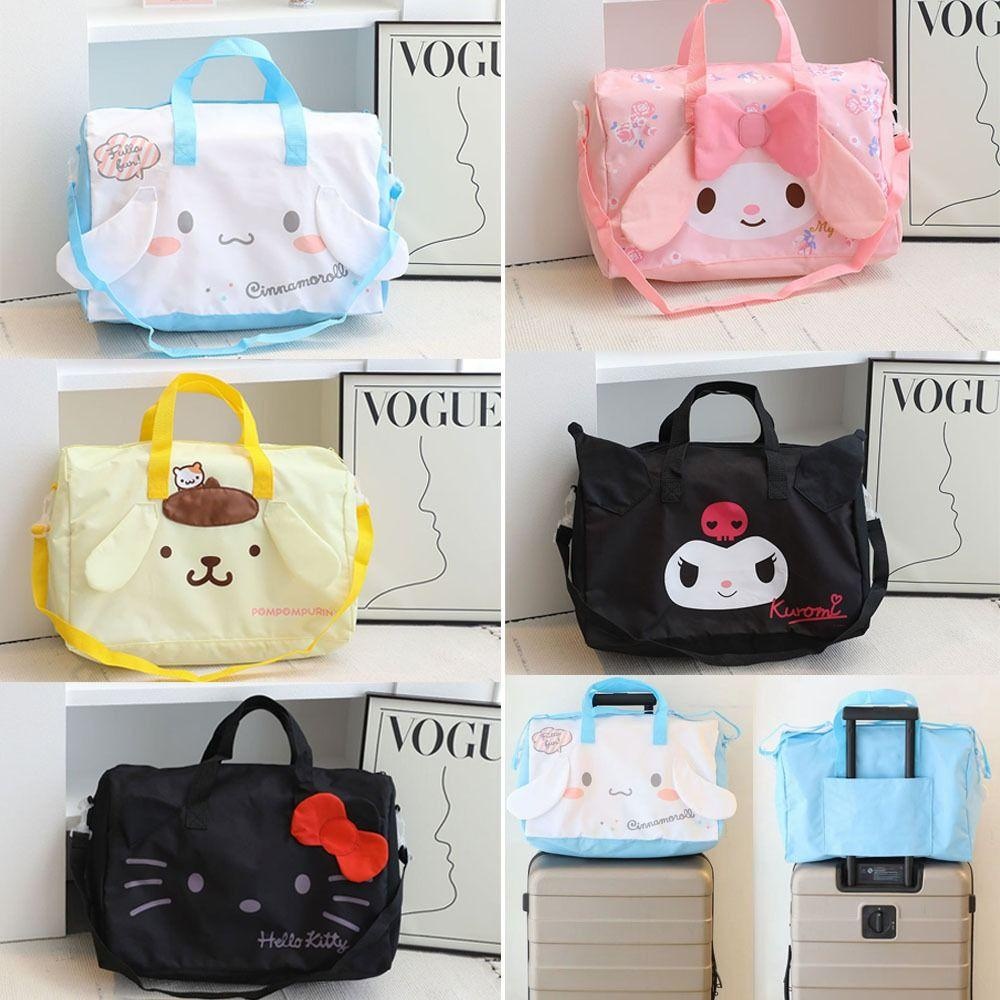 กระเป๋าผ้าลาย Sanrio  บรรจุของใช้ พับเก็บได้และสามารถหิ้วได้หรือนำไปเสียบบนแกนกระเป๋าเดินทางเพื่อลากผ่อนแรงได้