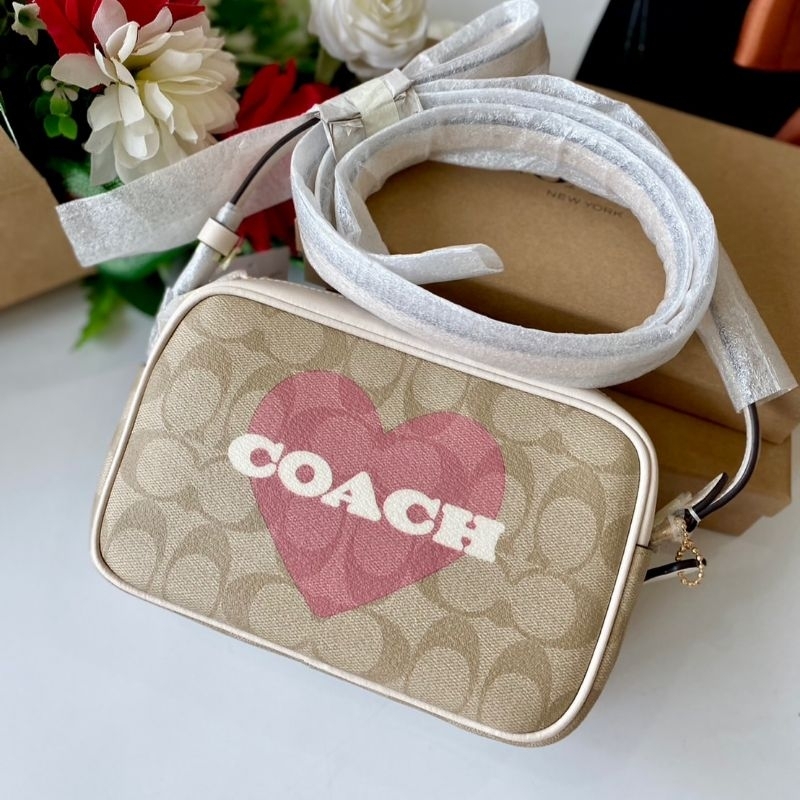 กระเป๋าสะพายข้างทรงกล่อง Coach CO939 Mini Jamie Camera Bag In Signature Canvas With Heart Print
