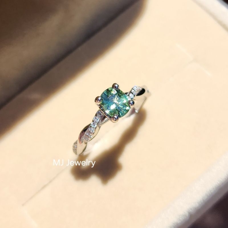 แหวนพลอยเขียวส่อง พลอยมรกตบางกะจะ ขนาด 6×5 มิล จันทบุรี เงินแท้ 925 จิวเวลรี่จากจันทบุรี - รูปที่ 2