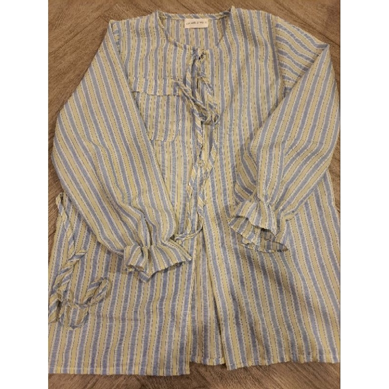 [ส่งทุกจันทร์] มือ 1 หลุด QC ยี่ห้อ Korra.Clothes เสื้อคอปกสั้นแขนพอง ลายทางฟ้าเหลือง (ตำหนิเชือกหลุ