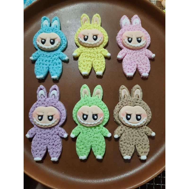 น้ำตาลกัมเพสแต่งเค้กลาบูบู้แบบเต็มตัว3ชิ้นแบบคละสี100บ.