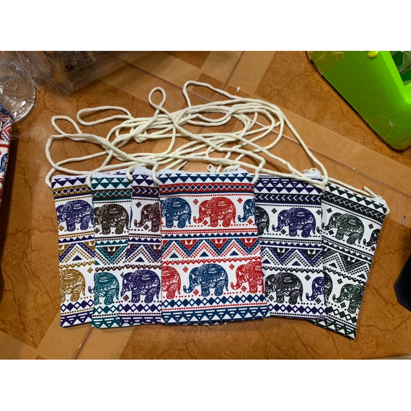 งานคนไทย🇹🇭กระเป๋าผ้า🐘คละลายช้าง,คละสี 📌“รุ่น : สายยาว คล้องคอ” ของฝาก ของชำร่วยไทยๆ